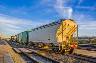Ürünler tren ve mavi gökyüzü