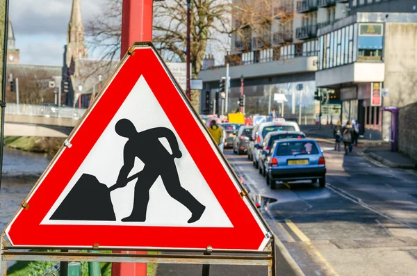Práce na silnici podepsat na chodníku frekventované silnice — Stock fotografie