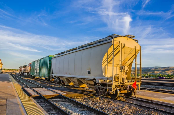 Tren de mercancías y cielo azul —  Fotos de Stock