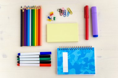 Okul malzemeleri ahşap bir masa üzerine