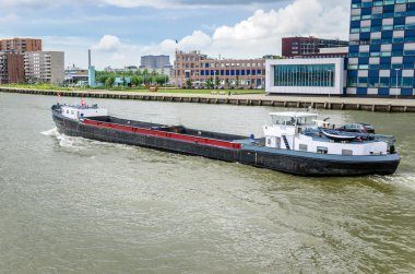 MAVNA kargo yelken bulutlu bir günde bir nehir