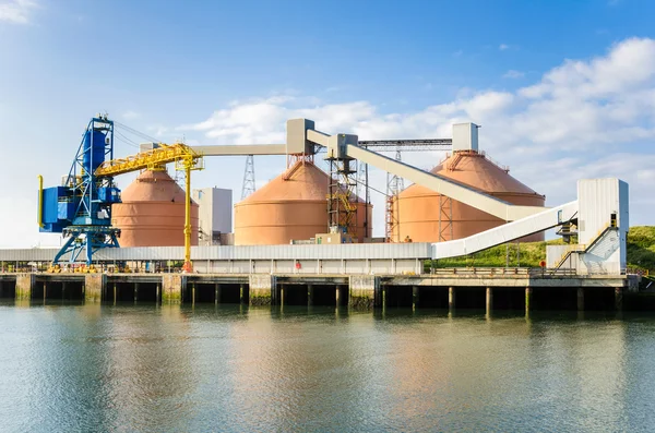 Huge Silos and Crane on a Quay — Stock Photo, Image