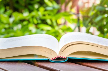 Ahşap masa açık açık kitap