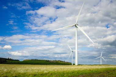 Elektrik ve mavi gökyüzü nesil için rüzgar türbinleri