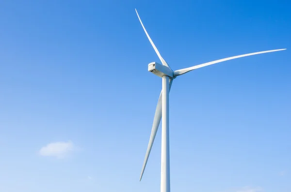 Вітер турбіни для генерування електроенергії з чистого неба у фоновому режимі — стокове фото