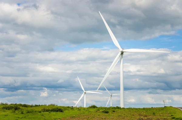 Windpark op een bewolkte lentedag — Stockfoto