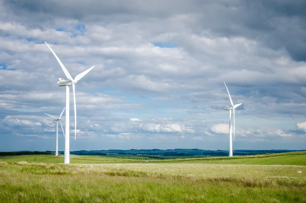 Éoliennes et ciel nuageux — Photo