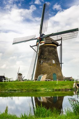Bulutlu gökyüzüne karşı yeldeğirmeni