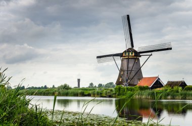 Bulutlu gökyüzü karşı eski yel değirmenleri