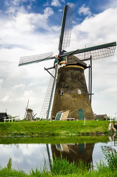 Bulutlu gökyüzüne karşı yeldeğirmeni
