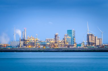 Petrokimya tesisi ve gece açık gökyüzü