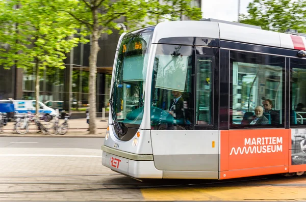 Tram in movimento a Rotterdam — Foto Stock