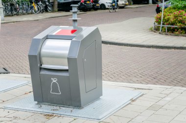 Kaldırımda çöp kovası.