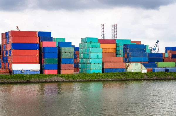 Pile de conteneurs dans un port — Photo