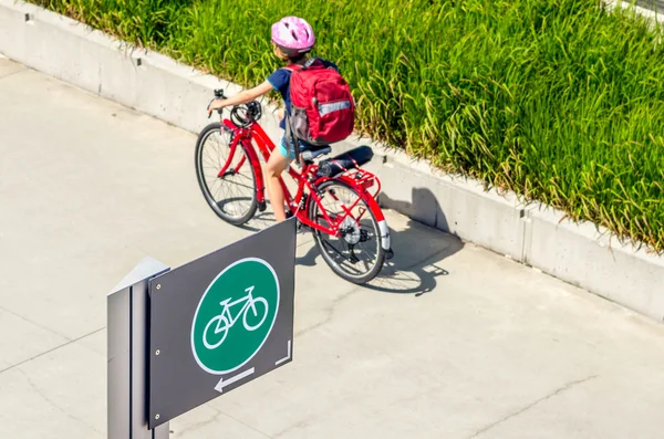 Зеленый знак на велосипедном пути — стоковое фото