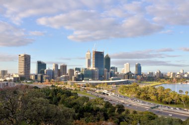 Gün batımında Perth manzarası