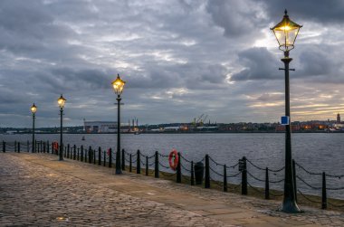 Riverside Arnavut kaldırımlı patika alacakaranlıkta