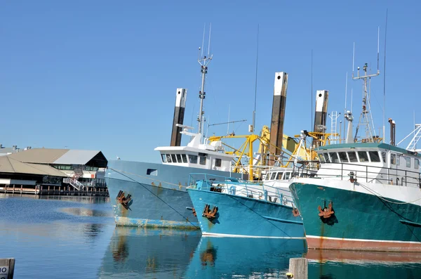 Barcos de pesca en el puerto y cielo despejado —  Fotos de Stock