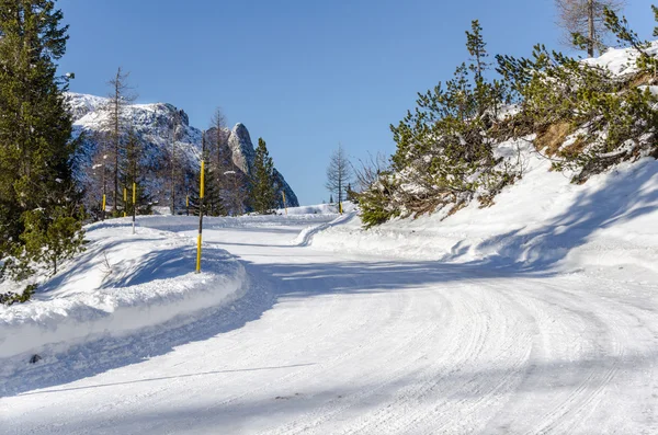 巻線雪に覆われた山道と澄んだ空 — ストック写真