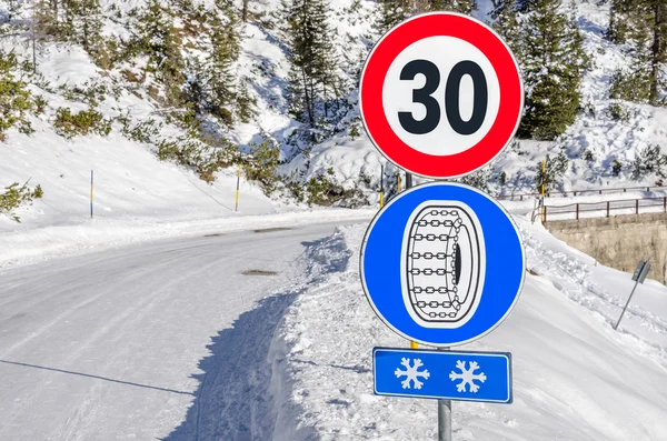 Дорожные знаки на дороге Снежной горы — стоковое фото