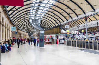 Newcastle ana Hall tren istasyonu içinde insanlar