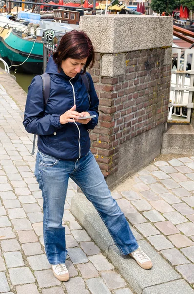 Mujer Turista Comprobando un Mapa en su Smartphone — Foto de Stock