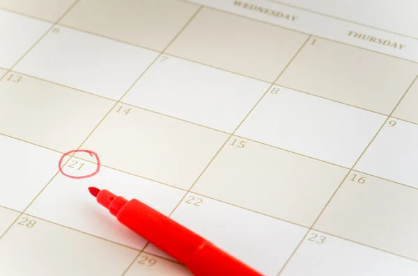 Kalender-sida med en dag inringat i rött — Stockfoto