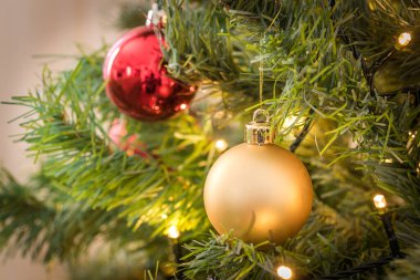 Renkli mücevherler ve ışıklarla bir Noel ağacını kapat. Seçici odak ve kopyalama alanı.