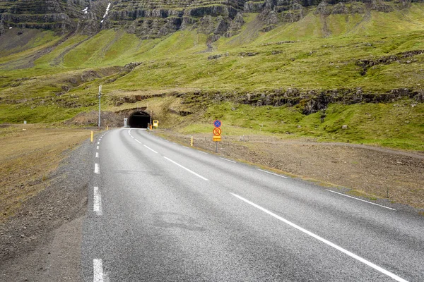 Навесні Ісландію Пролягає Загублена Гірська Дорога — стокове фото