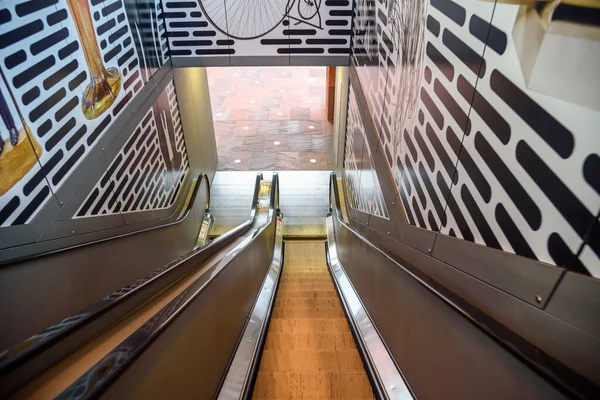购物中心的一个空自动扶梯的高程视图 比利时安特卫普 — 图库照片