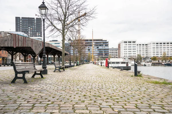 Caminho Paralelepípedos Alinhado Com Bancos Luzes Rua Árvores Lado Porto — Fotografia de Stock