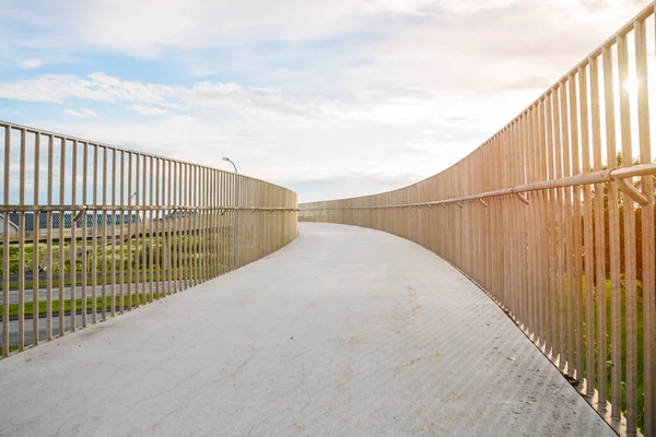 Ponte Vazia Para Pedestres Ciclistas Através Uma Grande Estrada Urbana — Fotografia de Stock