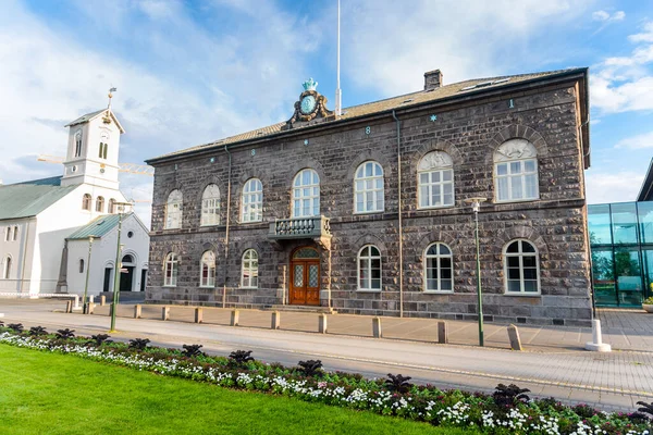 Reykjavik Zlanda Daki Tarihi Parlament Evinin Dışı Yazın Gece Yarısı — Stok fotoğraf