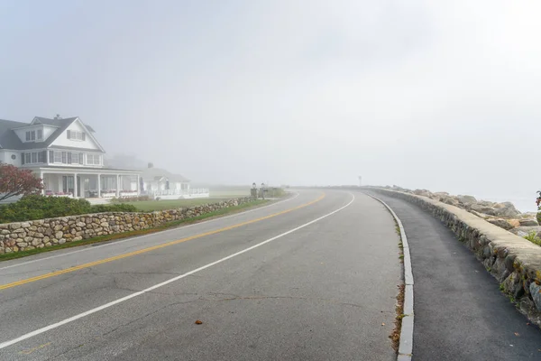 Vide Route Côtière Sinueuse Couverte Brouillard Matin Automne Région Littoral — Photo