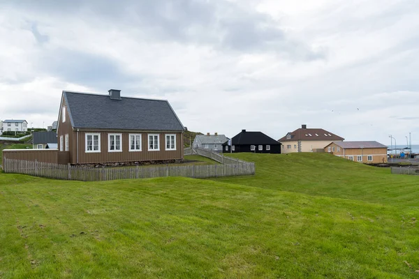 Traditionele Huizen Een Kustplaatsje Ijsland Een Bewolkte Zomeravond Stykkishlmur Ijsland — Stockfoto