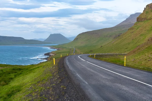 Порожня Звивиста Прибережна Дорога Ісландії Хмарного Літнього Вечора — стокове фото