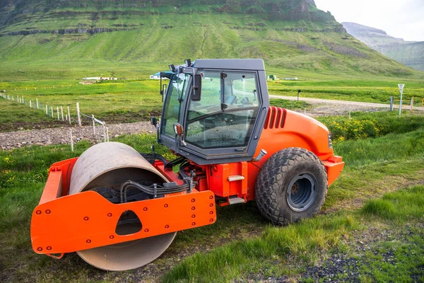 Yaz aylarında İzlanda 'da bir dağ yolu boyunca inşaat alanında boş bir buharlı silindir.