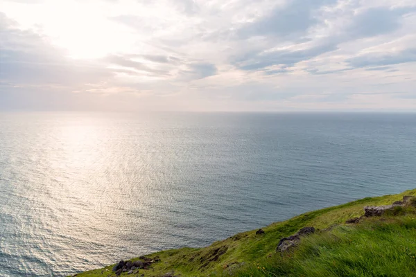 View Atlantic Ocean Lit Midnight Sun Edge Cliff Northern Iceland — Stock Photo, Image