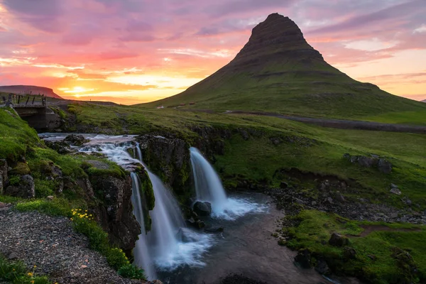 Εικονικό Βουνό Kirkjufell Κάτω Από Έναν Πολύχρωμο Ουρανό Μεσάνυχτα Του — Φωτογραφία Αρχείου