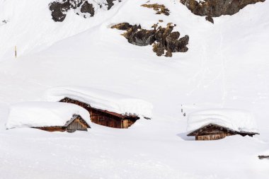 Avrupa Alplerinde yoğun kar yağışı sonrasında ahşap kulübeler neredeyse tamamen karla kaplıydı.