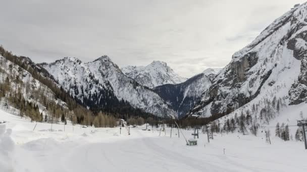 알프스 산맥의 눈덮인 봉우리와 슬로프 상공을 이동하는 — 비디오