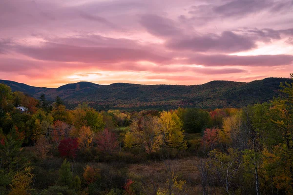 Drámai Őszi Naplemente Egy Gyönyörű Erdős Hegyen North Conway Amerikai — Stock Fotó