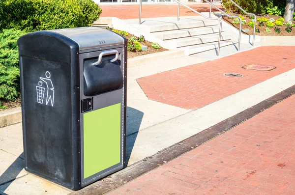 Foto Una Papelera Reciclaje Largo Una Calle Peatonal Ladrillo Rojo —  Fotos de Stock