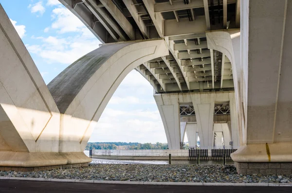 Vista Dal Basso Della Struttura Inferiore Ponte Stradale Che Attraversa — Foto Stock