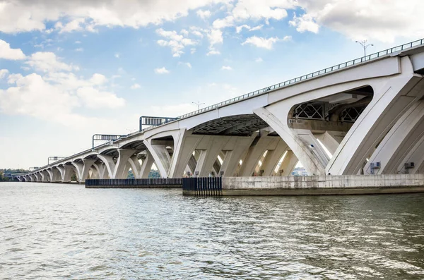 Moderno Ponte Stradale Cemento Ampio Fiume Una Chiara Mattina Autunno — Foto Stock