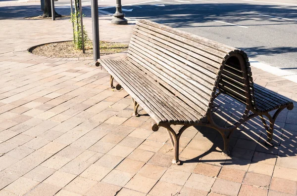 Banc Vide Bois Altéré Sur Trottoir Dans Une Descente Par — Photo