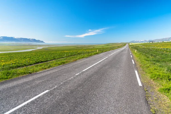 Desertado Tramo Recto Una Carretera Que Corre Largo Una Llanura — Foto de Stock