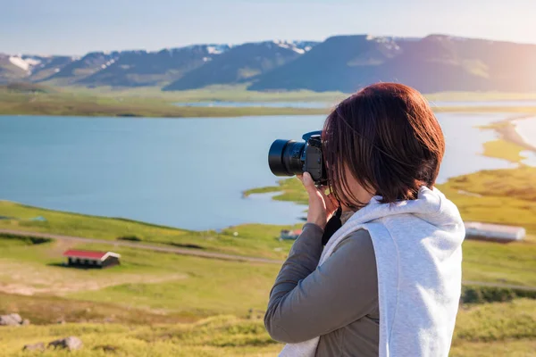 Женщина Фотограф Фотографирует Своим Профессиональным Фотоаппаратом Красивый Участок Берега Северной — стоковое фото