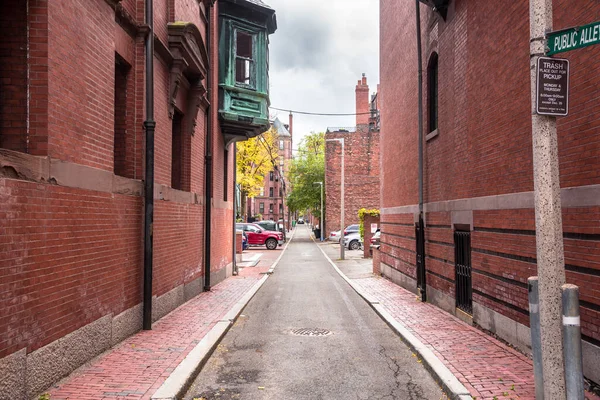 在一个狂风暴雨的秋日 历史街区的砖楼之间的小巷变得狭窄了 美国马萨诸塞州波士顿 — 图库照片