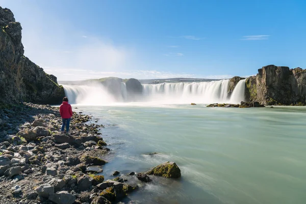 Eine Einsame Frau Blickt Auf Einen Majestätischen Wasserfall Während Sie — Stockfoto